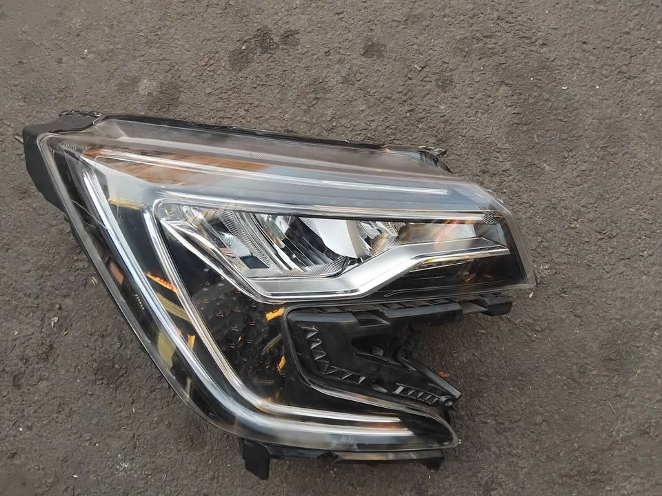 MAHINDRA XUV700 HEADLIGHT [RIGHT SIDE] FOR SALE NOW (CLEAN) - Private Seller
