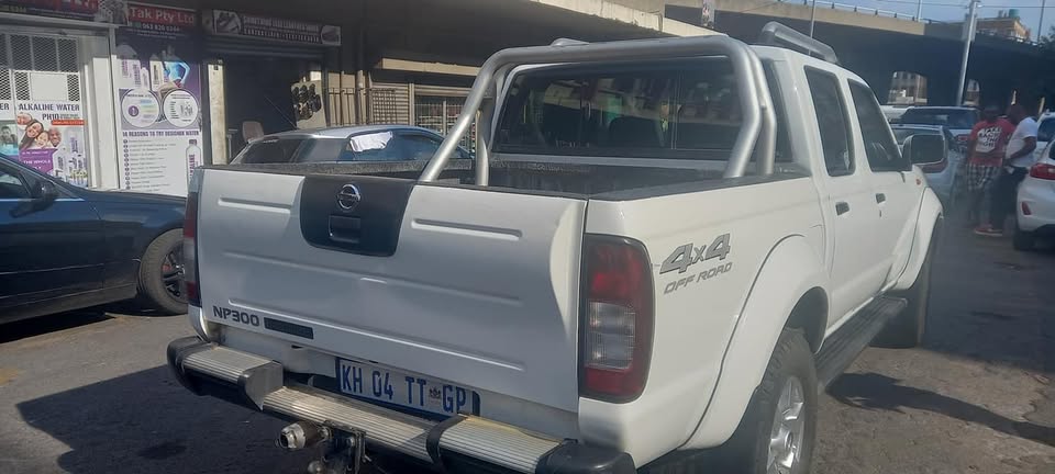 2020 NISSAN NP300 2.5 D4D DIESEL 4X4,  MANUAL TRANSMISSION, MILEAGE WHITE, PRICE