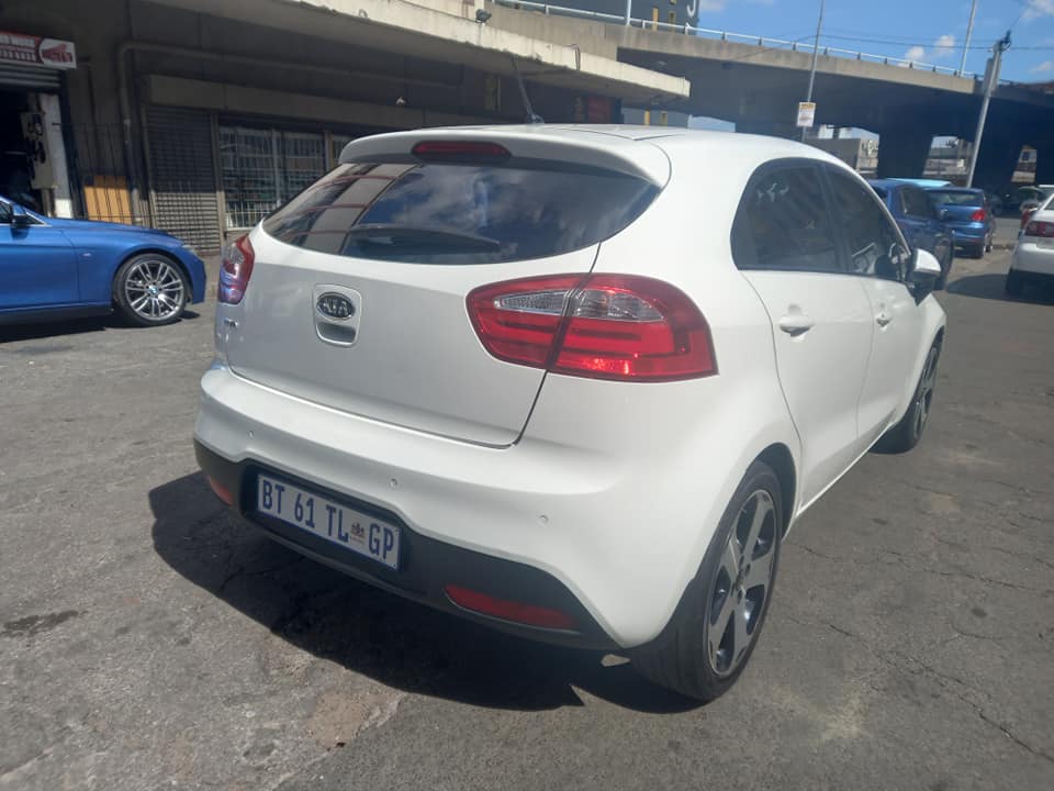2012 KIA RIO 1.4 PETROL, AUTOMATIC TRANSMISSION, WHITE COLOUR, MILEAGE