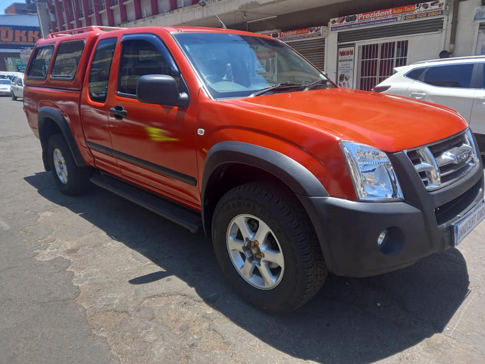 2009 ISUZU KB250 DIESEL D-MAX EXTRACAB BAKKIE RED COLOR, MILEAGE 125000KM SPARE KEY