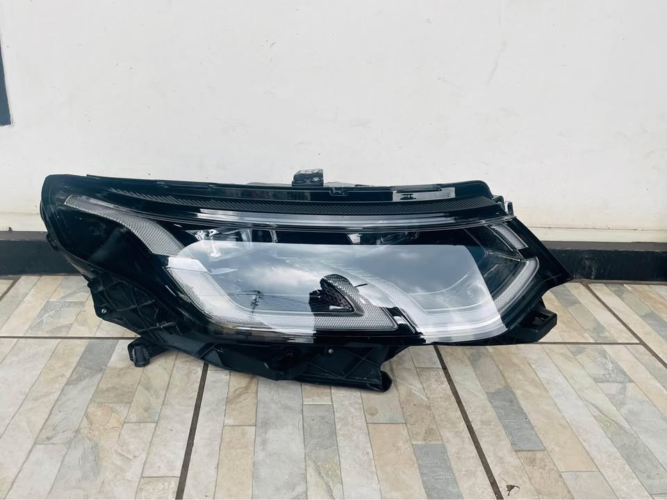 Land Rover Discovery L550 Sport headlight - Private Seller Land Rover Discovery L550 Sport headlight - Private Seller