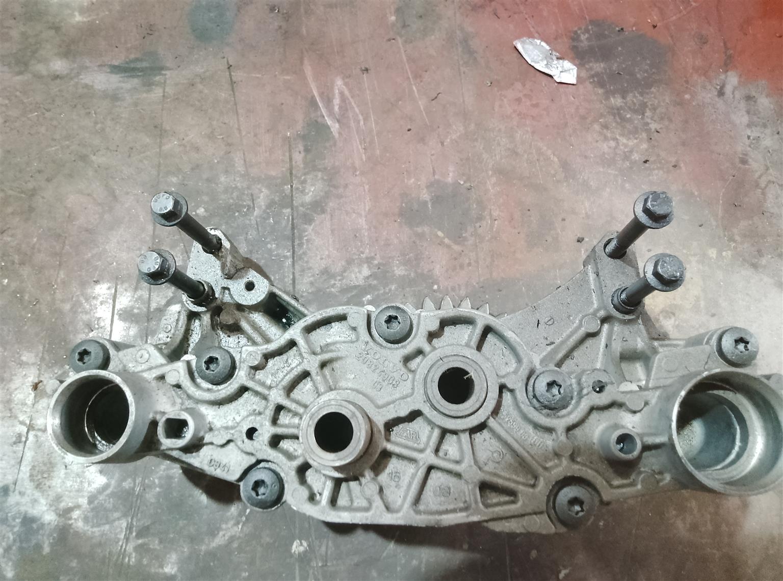 Volvo D13F engine oil pump - Private Seller