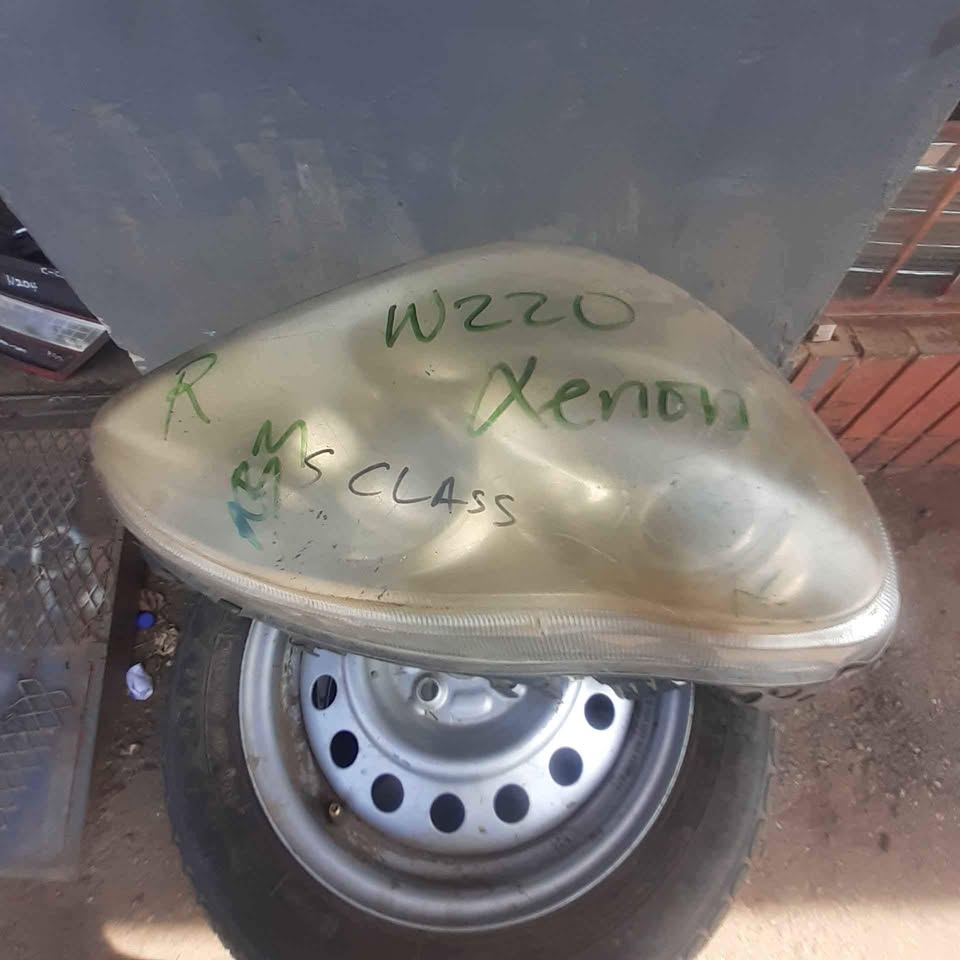 MERCEDES BENS W220 XENON RIGHT HEADLIGHT (DELIVERY AVAILABLE COUNTRY WIDE) - Private Seller MERCEDES BENS W220 XENON RIGHT HEADLIGHT (DELIVERY AVAILABLE COUNTRY WIDE) - Private Seller