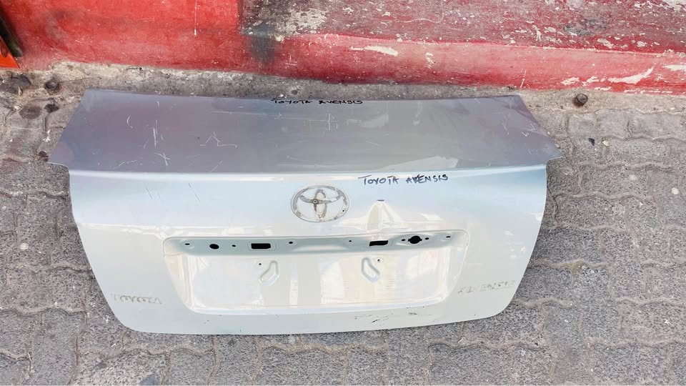 Toyota Avensis boot lid - Private Seller