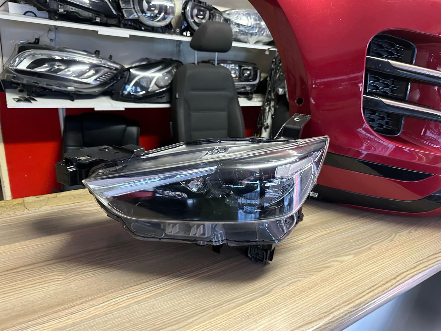 2014 MERCERDES-BENZ W204 C250 C300 RIGHT HEADLIGH IN PRESTINE CONDITION - Private Seller