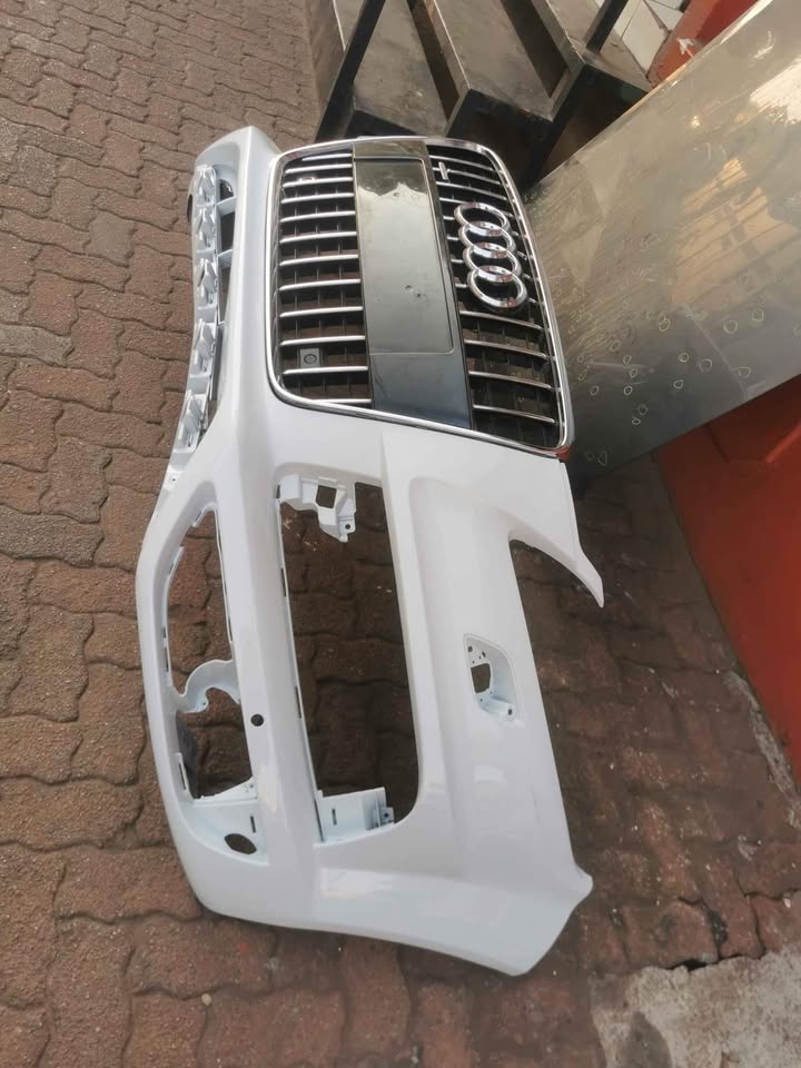 Audi Q7 bumper with grill - Private Seller Audi Q7 bumper with grill - Private Seller