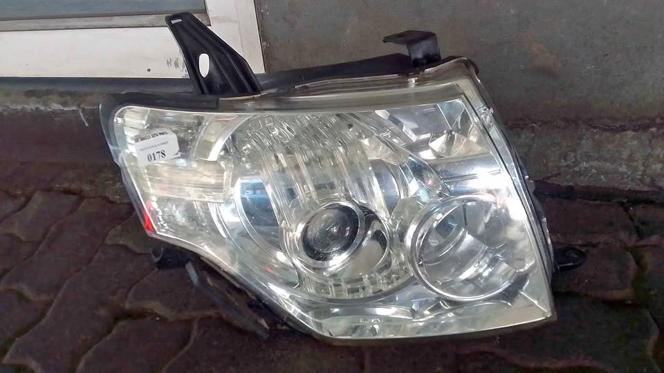 Mitsubishi Pajero headlight - Private Seller Mitsubishi Pajero headlight - Private Seller