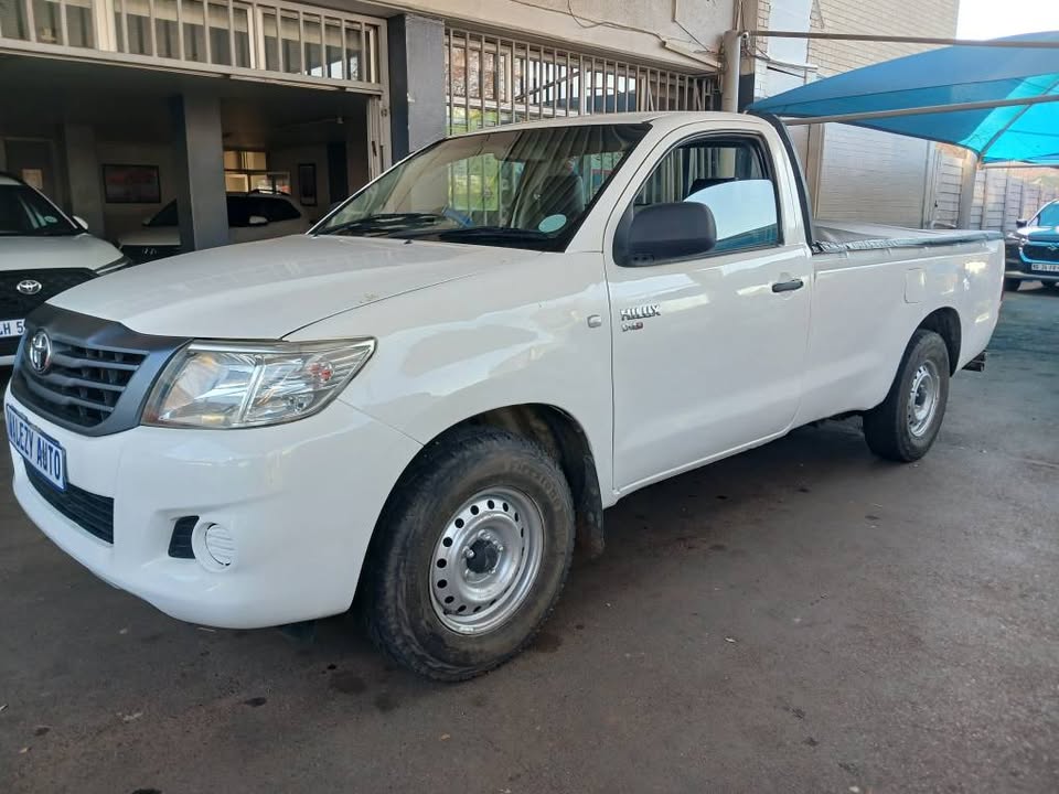 2010 TOYOTA HILUX 2.5 D4D S/C 4X2 Transmission: Manual Mileage: 175000km Fueltype: Diesel White