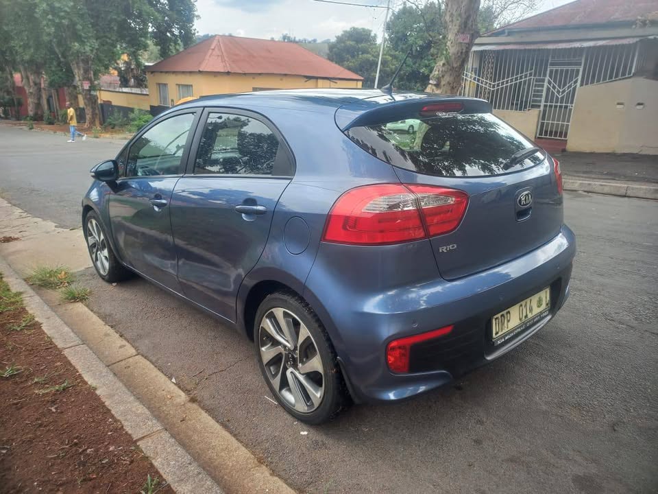 2016 Kia Rio Tec Hatchback 1.4 Petrol, Manual, Blue color, mileage Leather