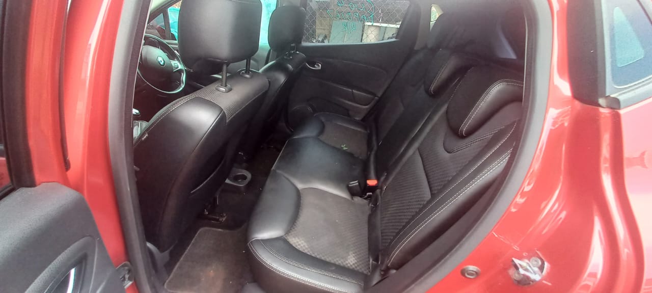RENAULT CLIO 4 RED  ( STRIPPING FOR SPARES) - Private Seller