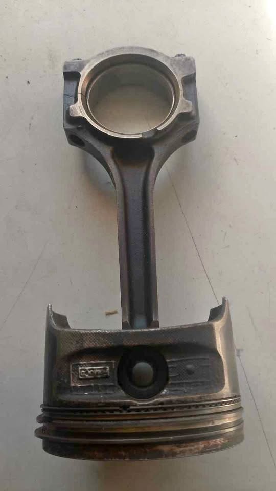 Ford Fiesta 1.6 Duratec piston and conrod - Private Seller Ford Fiesta 1.6 Duratec piston and conrod - Private Seller