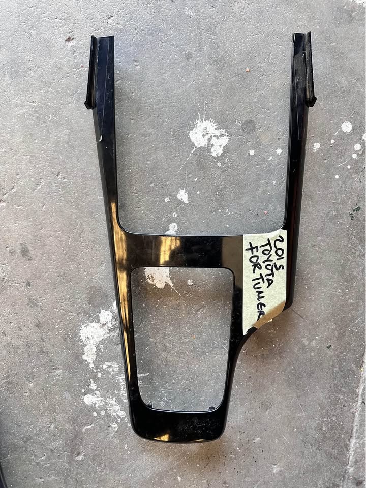 Toyota Fortuner Gear knob console - Private Seller Toyota Fortuner Gear knob console - Private Seller