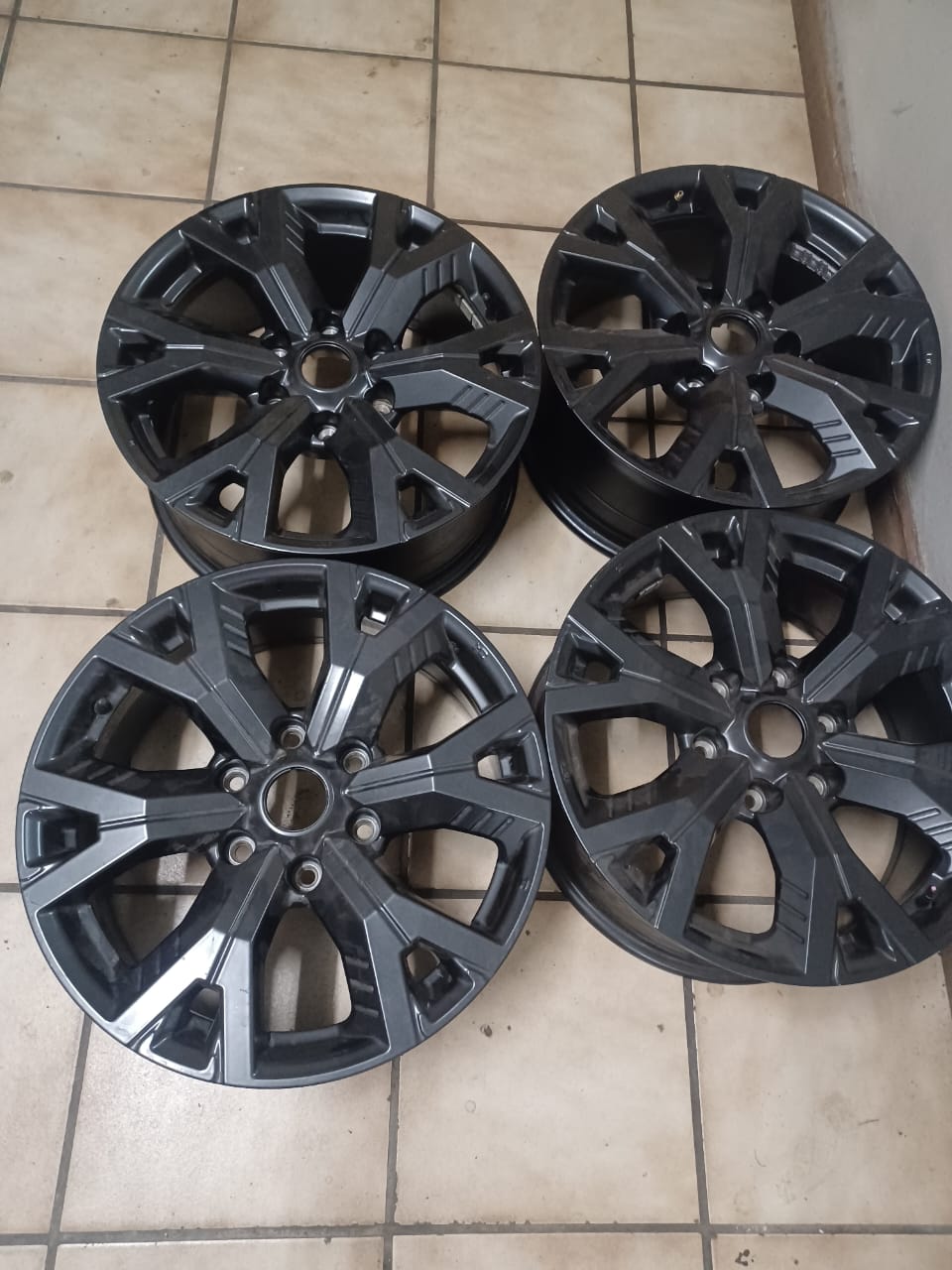 18inch Isuzu X-Rider Latest model original mags set. - Private Seller 18inch Isuzu X-Rider Latest model original mags set. - Private Seller
