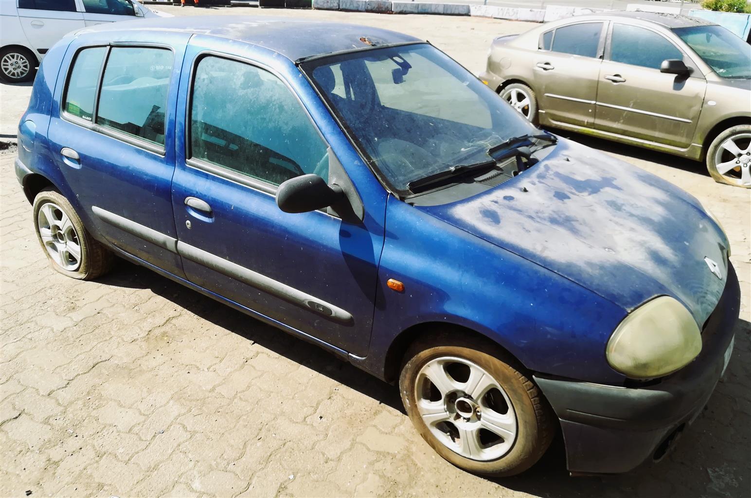 2000 Renault Clio – Stripping for Spares