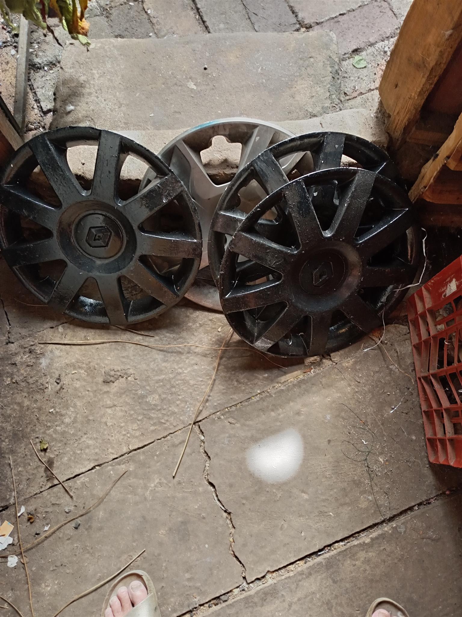 Renault wheel covers - Private Seller Renault wheel covers - Private Seller