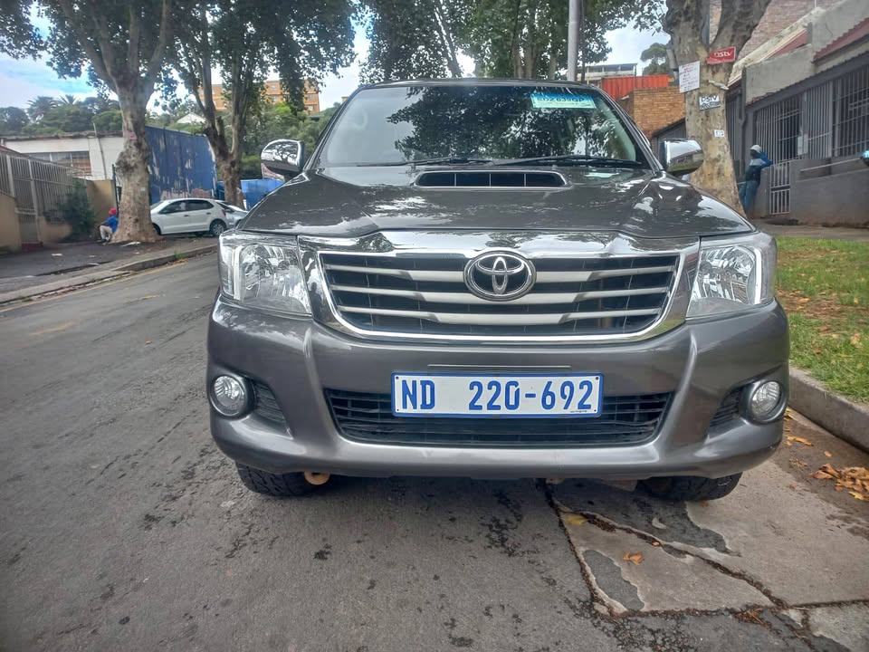 2015 Toyota Hilux Double Cab 3.0 D4D DIESEL, Manual, Legend 45 Canopy, Grey