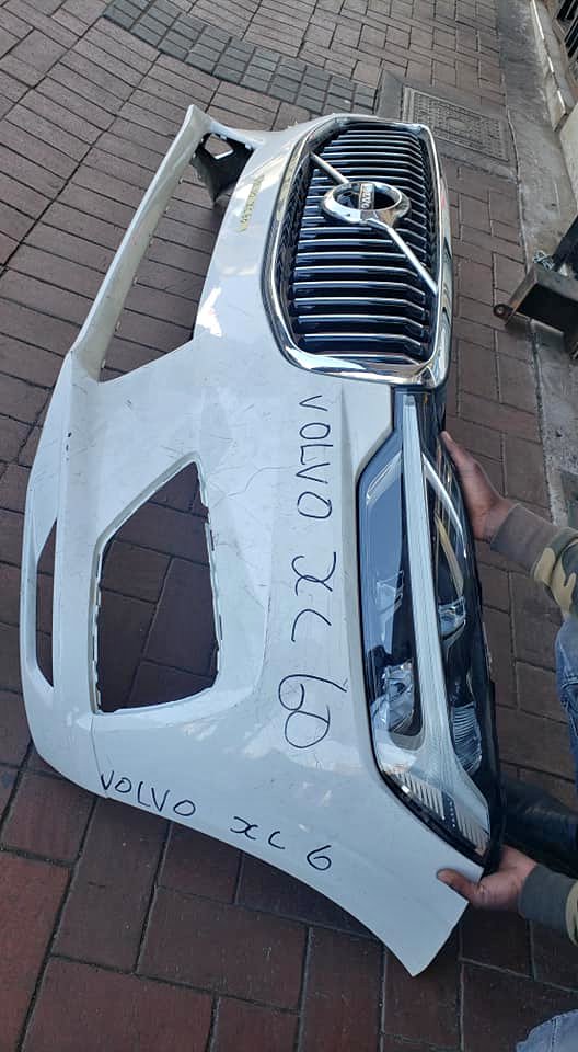 Volvo XC 60 Headlight and Bumper 2020 - Private Seller Volvo XC 60 Headlight and Bumper 2020 - Private Seller