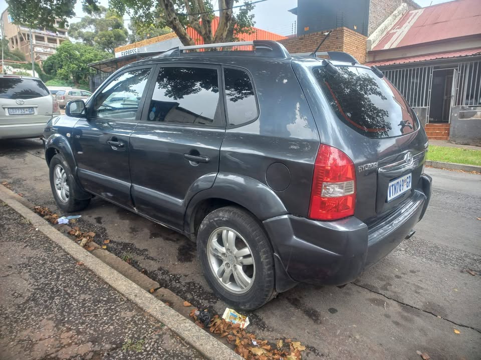 2009 HYUNDAI TUCSON 2.0 V6 Petrol, Automatic. Call Inno . Grey Color, Mileage 150000kms,