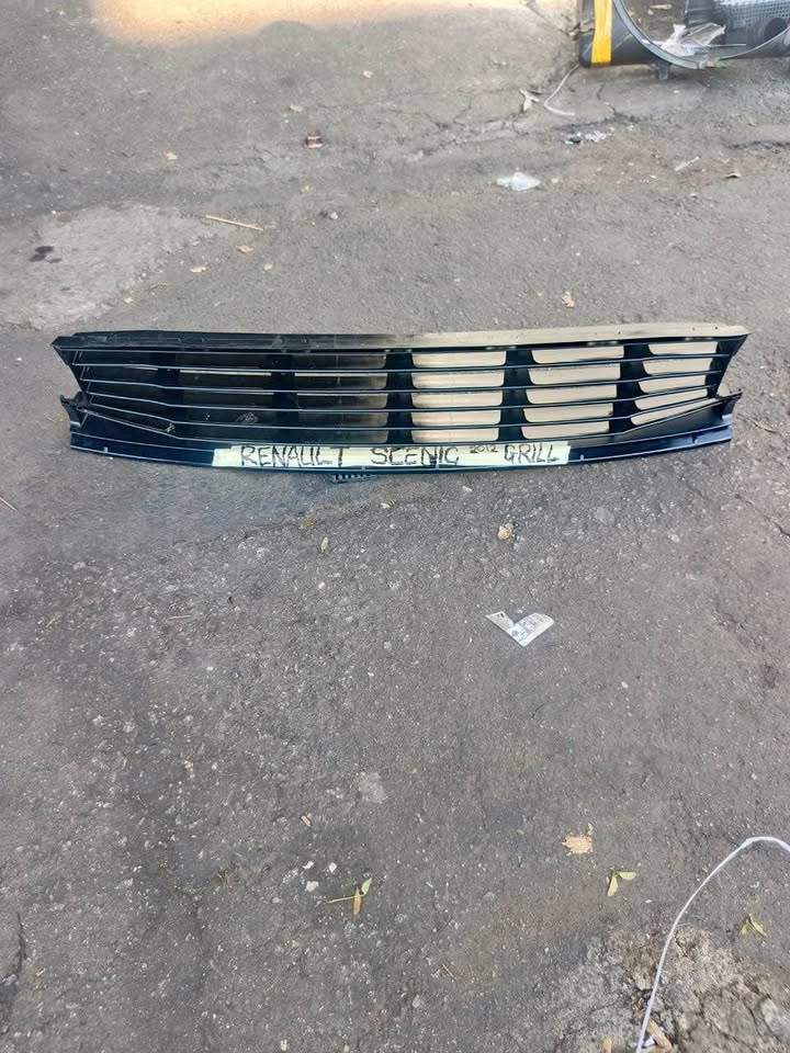 Renault Scenic front bumper centre grill - Private Seller Renault Scenic front bumper centre grill - Private Seller