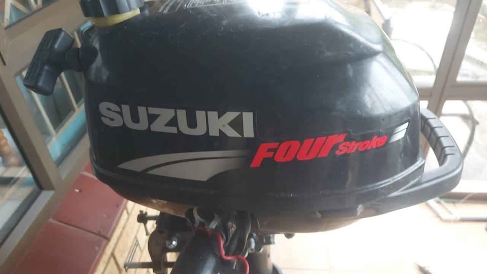2.5 Suzuki 4 stroke motor for sale in excellent condition