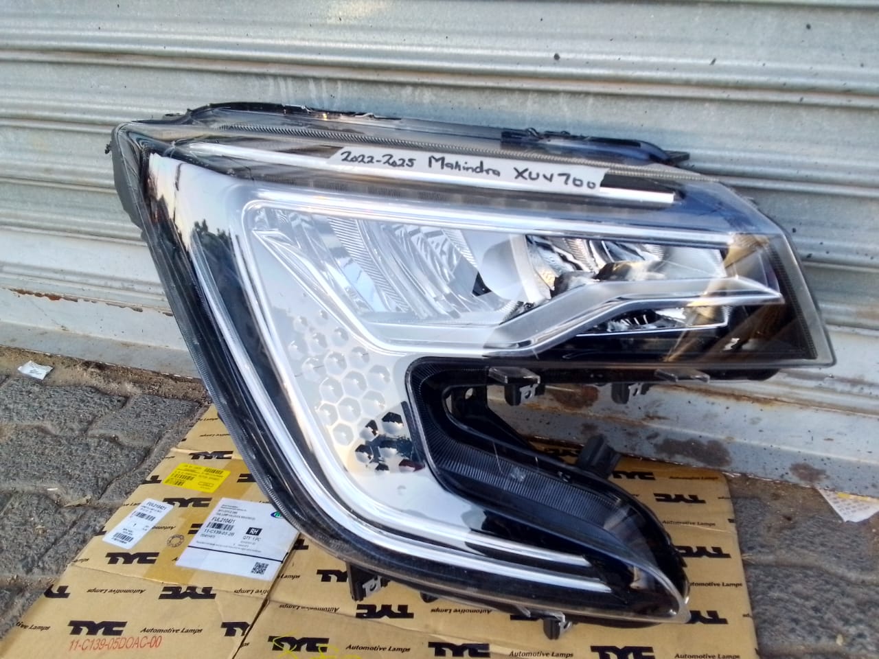 (2018-2023) MAHINDRA XUV 700 RHS FULL LED HEADLIGHTS - Private Seller (2018-2023) MAHINDRA XUV 700 RHS FULL LED HEADLIGHTS - Private Seller