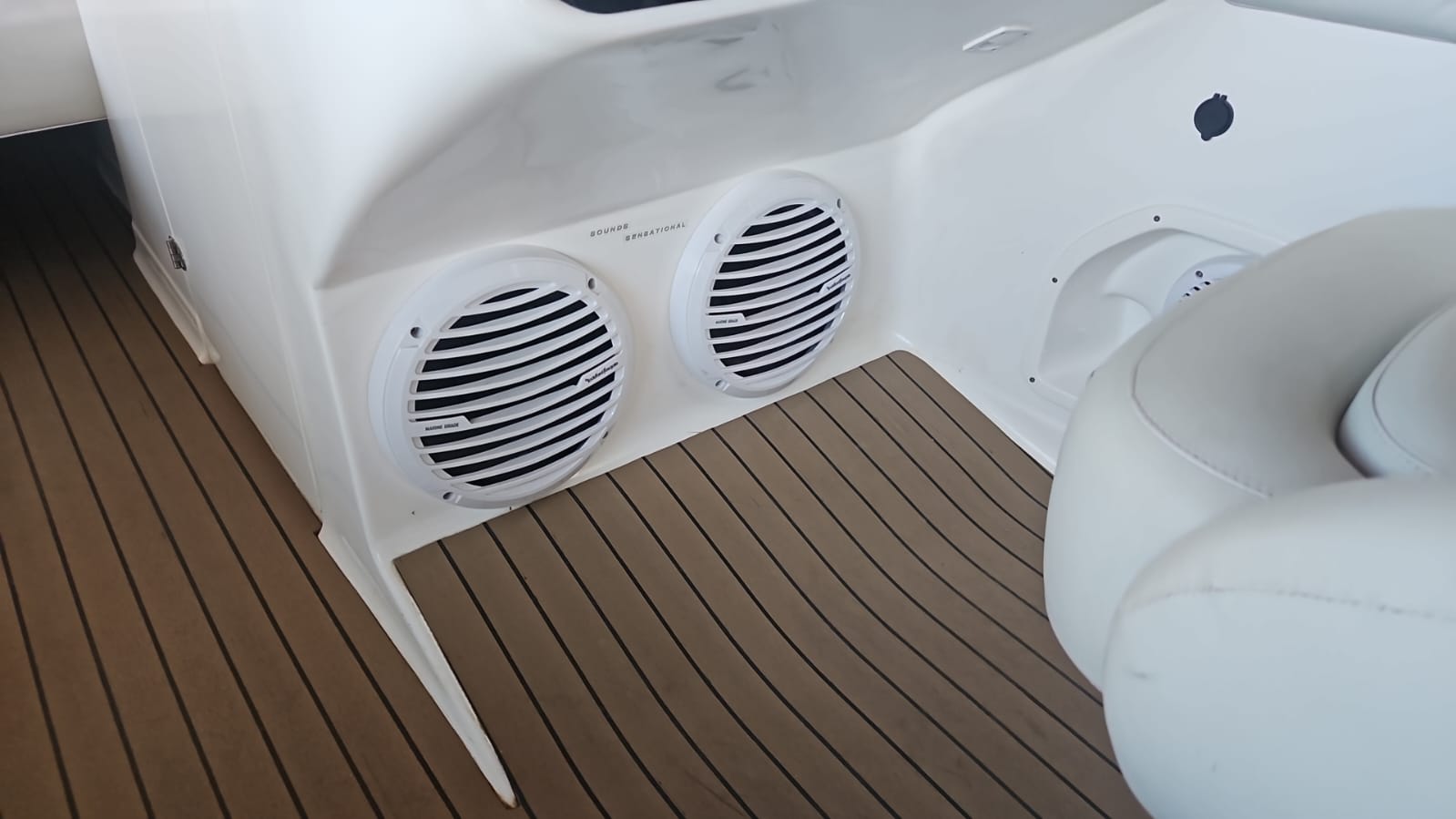 26ft Sensation Deck BOAT with 40 hours