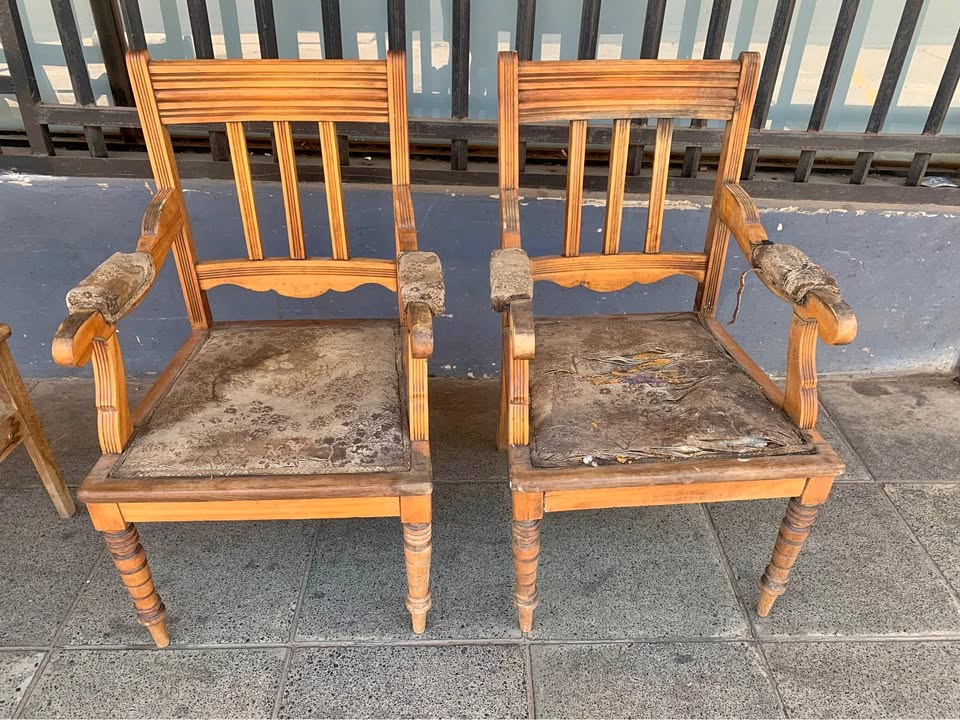 Auntique chairs  for both hidden information Auntique chairs  for both hidden information