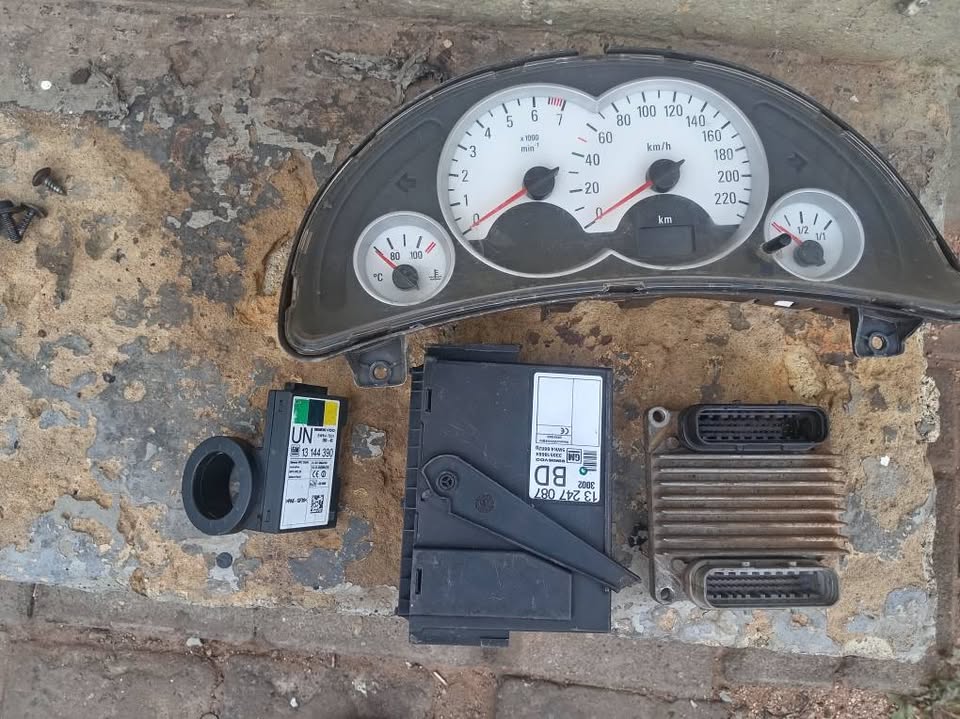 Opel Corsa Bakkie Lockset For sell Call or WhatsApp - Private Seller