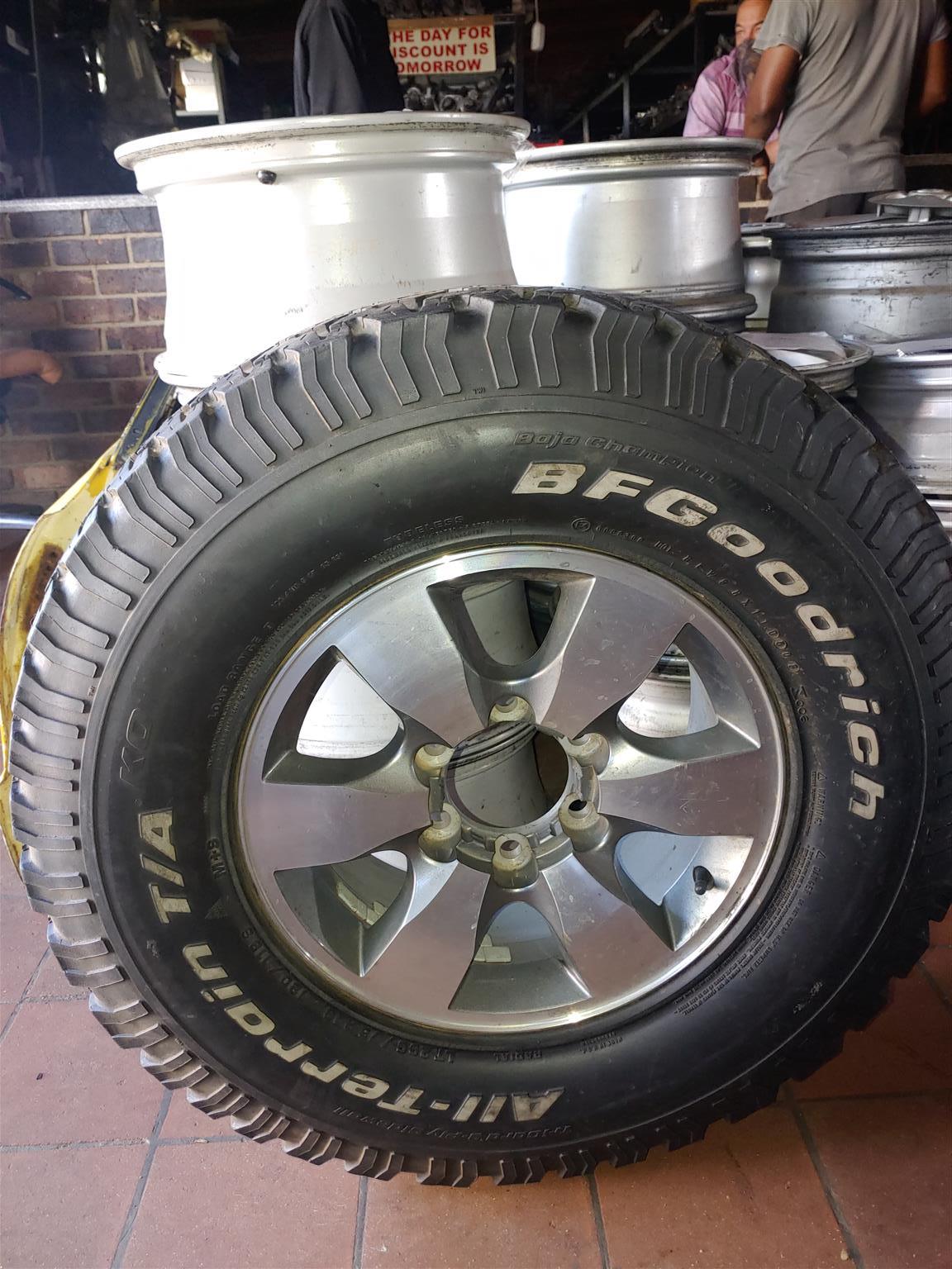 MAGS SET OF 4 BAKKIE WITH TYRES 265/50X20  FOR SALE