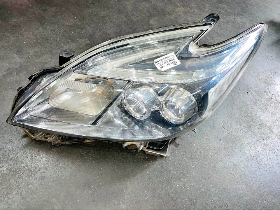 Toyota Prius headlight - Private Seller Toyota Prius headlight - Private Seller