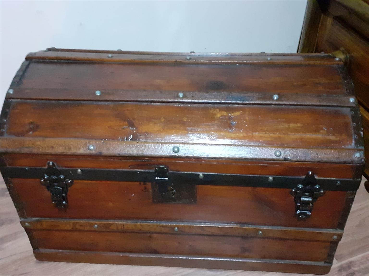 Vintage wagon chest, good condition