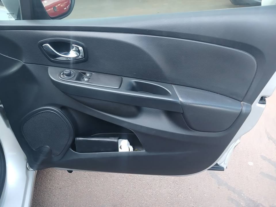 2016 RENAULT CLIO IV 900T Transmission: Manual Mileage: 82000km Fueltype: Petrol Silver
