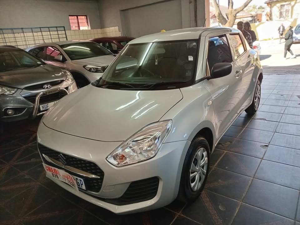 Suzuki swift 1.2 manual hatchback  2024 10000km Silver