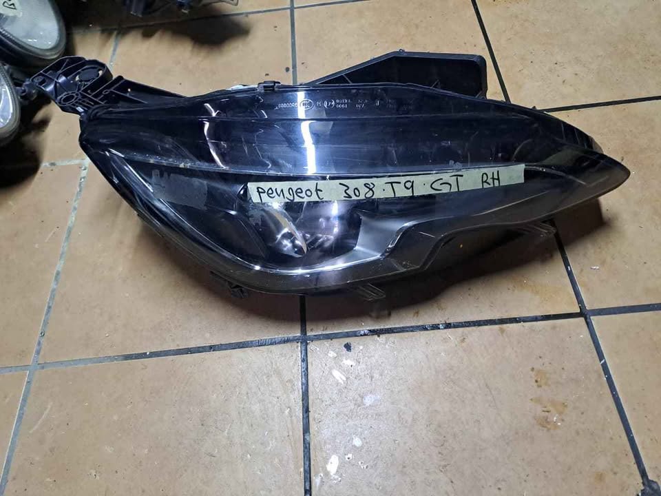 Peugeot 308 T9 GT headlight right side - Private Seller