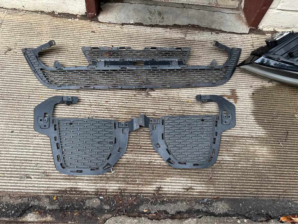 landrover range rover evoque 2.0 d 150 16v 5-drs. grille and fog light covers - Private Seller