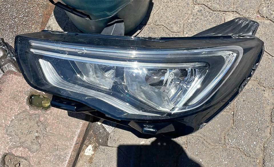 Opel Grandland X headlight - Private Seller Opel Grandland X headlight - Private Seller