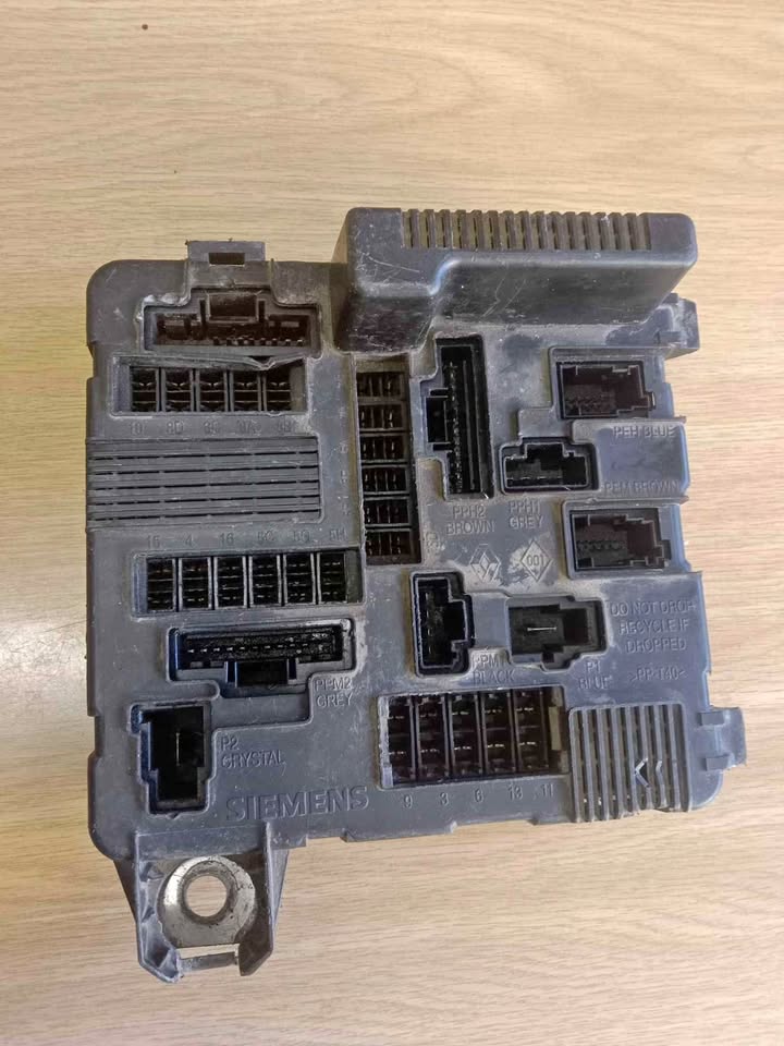 RENAULT FUSE BOX - Private Seller