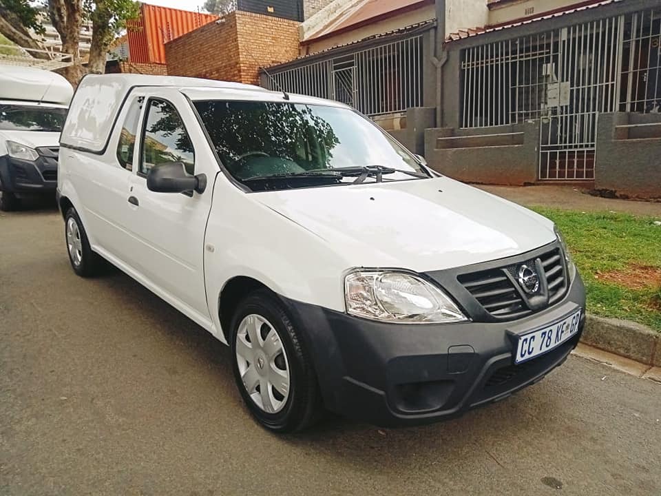 2012 Nissan Np200 1.6 with canopy