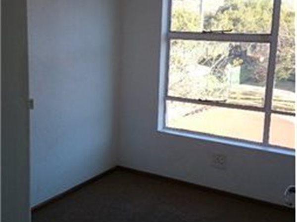 Well maintained 3 bedroom flat. 24 hour security. Close to Spar, Wits and UJ
