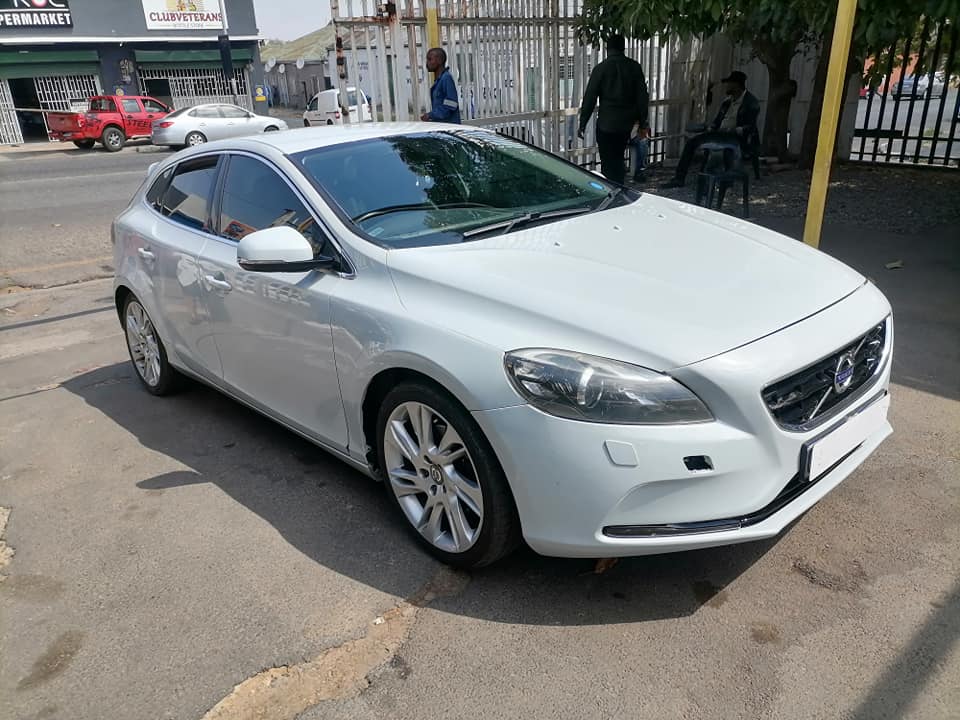2013 Volvo V40 T4 Automatic Transmission with a leather interior and Full service history