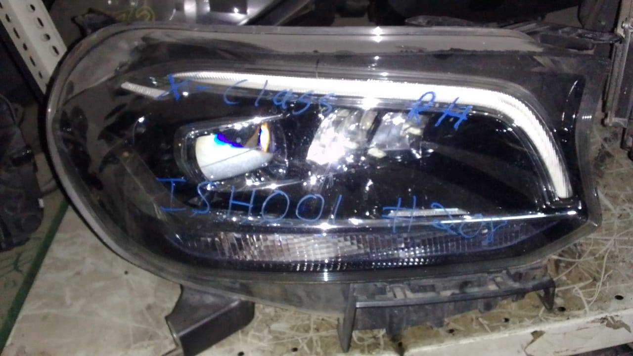 For Sale: Second-Hand Headlight for Mercedes-Benz X-Class For Sale: Second-Hand Headlight for Mercedes-Benz X-Class