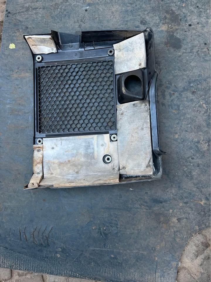 Toyota Hilux D4D Engine Cover Available @Circle 7 Used Parts Call or WhatsApp - Private Seller