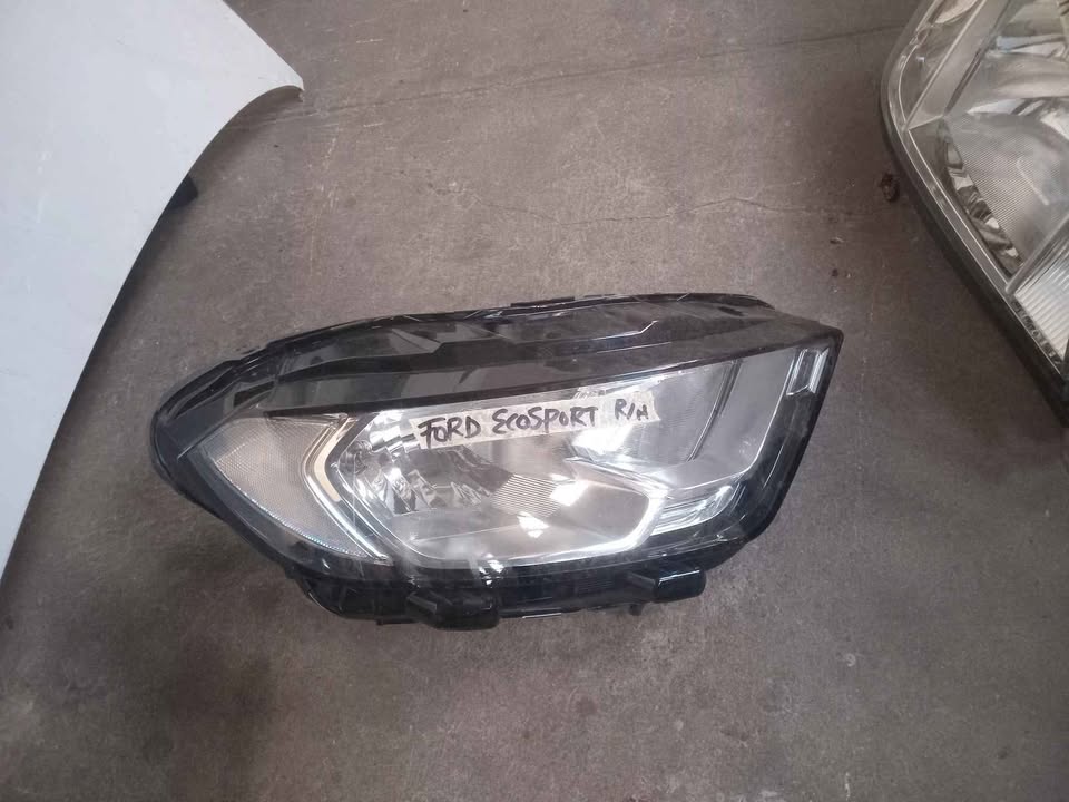 Ford Ecosport right headlight
