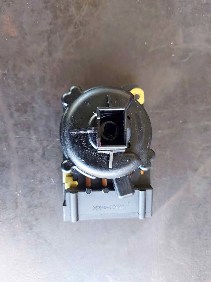 Used Jeep Cherokee KJ Ignition Switch P/N 04793576A