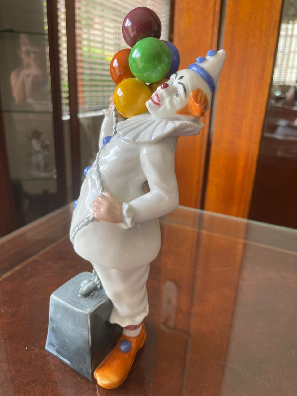 Balloon Clown HN 2894 Royal Doulton