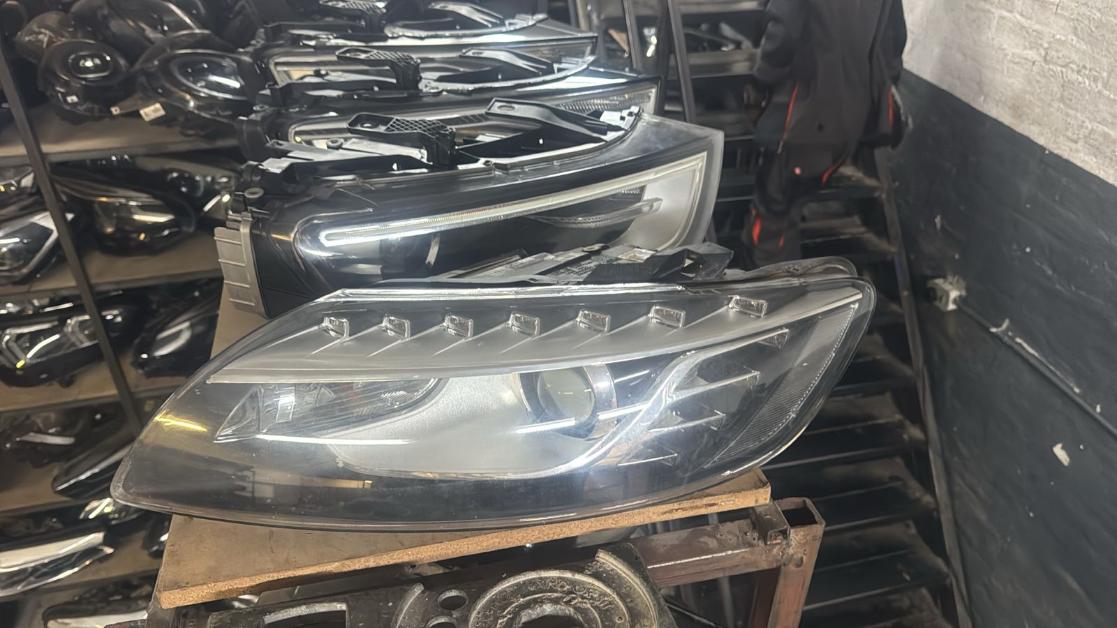 2014 Audi Q7 Left Front Headlight 2014 Audi Q7 Left Front Headlight