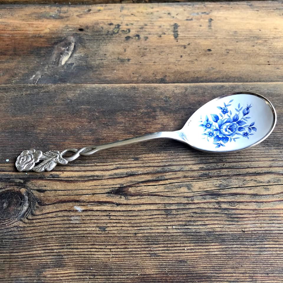 Elegant Silver-Plated Tablespoon with Porcelain Insert – Blue Floral Design & Rose Detail on Stem Elegant Silver-Plated Tablespoon with Porcelain Insert – Blue Floral Design & Rose Detail on Stem