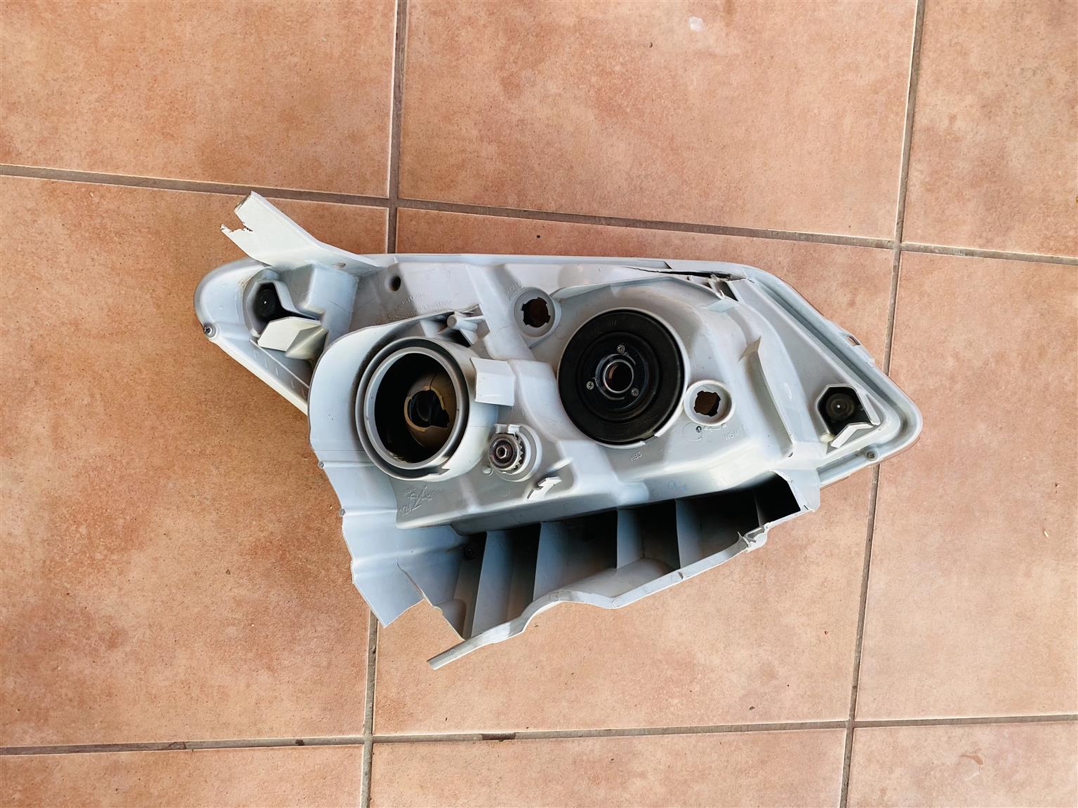 Isuzu d-max xenon left headlight - Private Seller