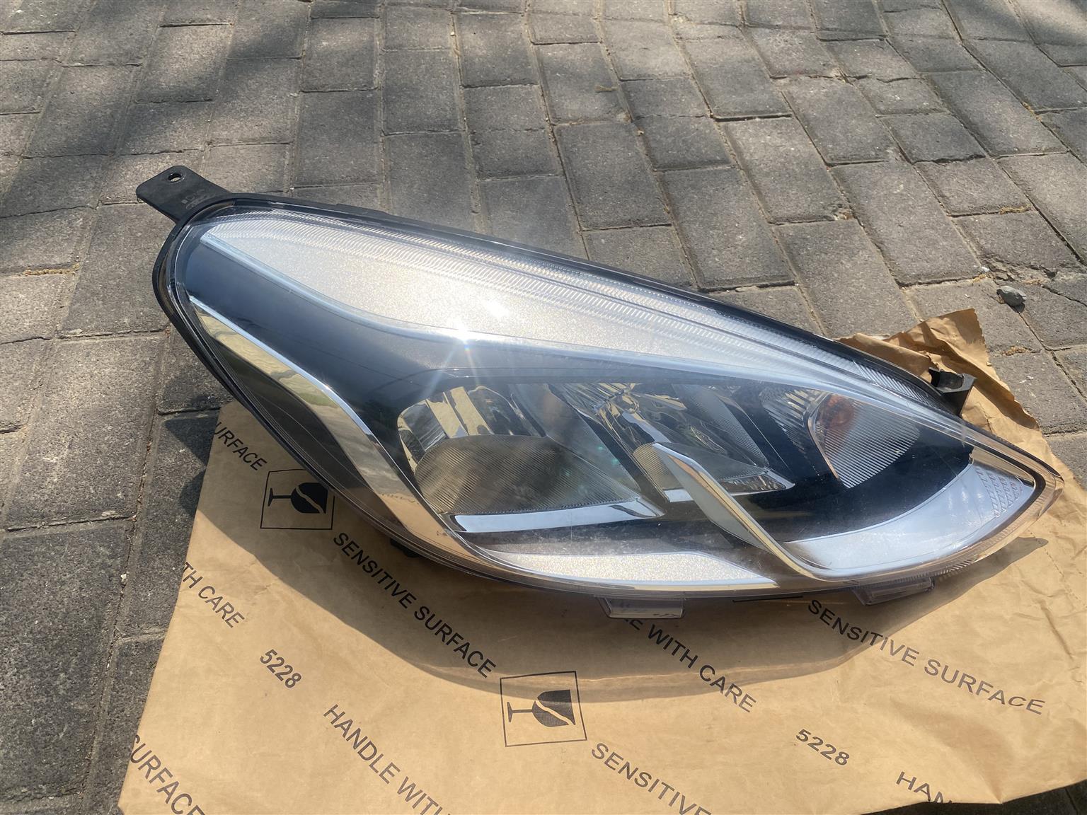 2020 FORD FIESTA HEADLIGHT RIGHT SIDE FOR SALE. IN EXCELLENT CONDITION - Private Seller 2020 FORD FIESTA HEADLIGHT RIGHT SIDE FOR SALE. IN EXCELLENT CONDITION - Private Seller
