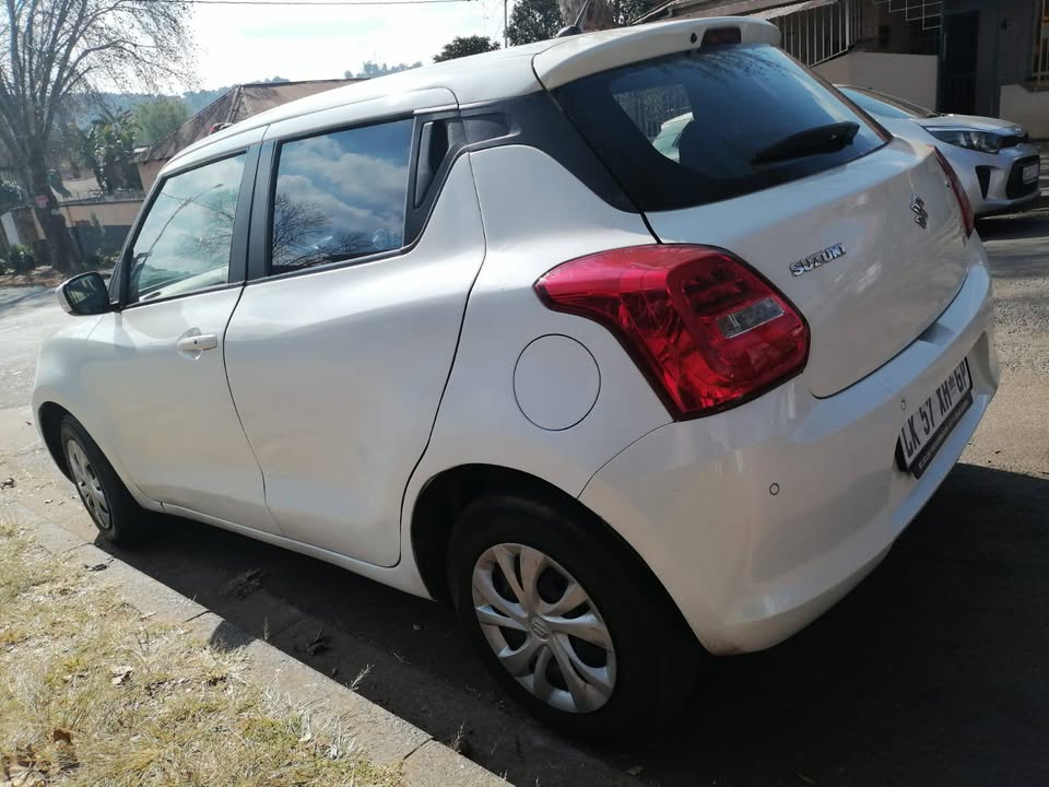 2022 SUZUKI SWIFT 1.2 MANUAL TRANSMISSION IN EXCELLENT CONDITION WITH SERVICE BOOK